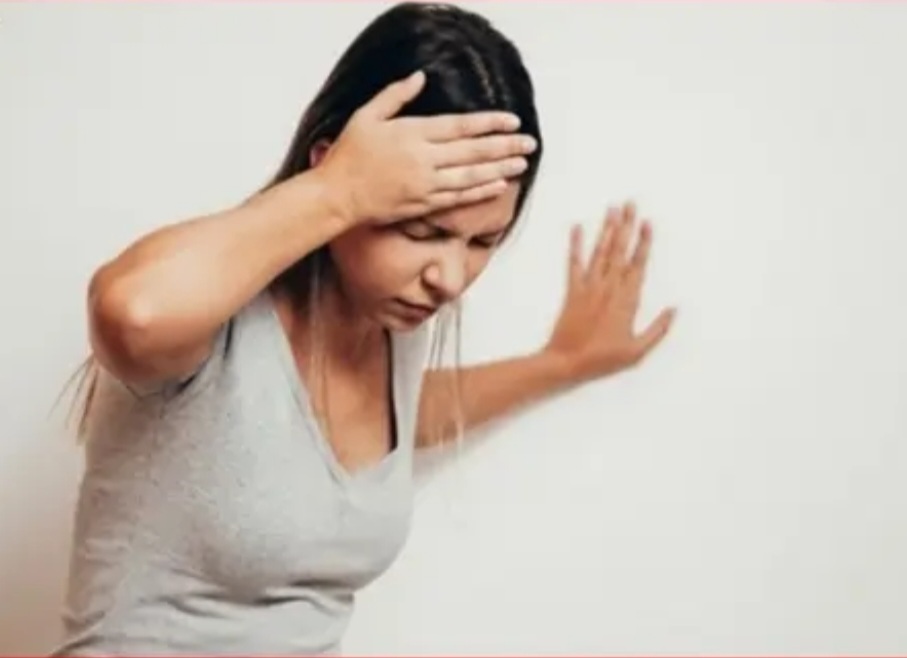 হঠাৎ উঠে দাঁড়ালে মাথা ঘুরে কেন?কারণ ও চিকিৎসা।